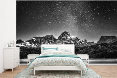 Behang - Fotobehang Sterrenhemel - Berg - Nacht - Breedte 320 cm x hoogte 240 cm