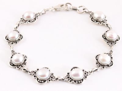 Bewerkte zilveren armband met zoetwater parels