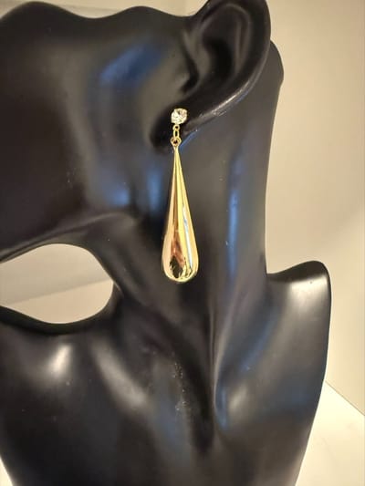 Goudkleurige lange druppel oorbellen || Make up | Parfum | Moederdag | Verjaardagscadeau| Cadeautje| Valentijnsdag| Kado | sieraden | vaderdag | oorbellen | oorsieraden