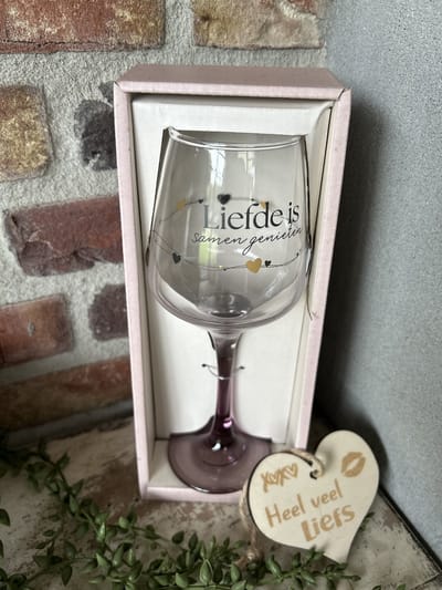 Creaties van Hier - Cadeau pakket Wijnglas met de tekst Liefde is met houten hartje - 21 x 8,2 cm - Glas