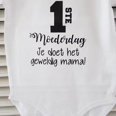 Rompertje baby tekst cadeau eerste moederdag | eerste moederdag je doet het geweldig mama | Lange mouw | wit zwart | maat 50-56   bekendmaking zwangerschap aanstaande baby jongen meisje unisex