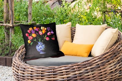 Buitenkussen Weerbestendig - Tulpen - Kleuren - Hout - Vaas - 50x50 cm
