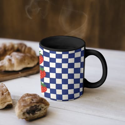 Magische Mok - Foto op Warmte Mokken - Koffiemok - Geblokt - Blauw - Aardbeien - Magic Mok - Beker - 350 ML - Theemok
