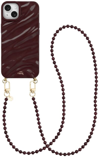xoxo Wildhearts Burgundy Glaze telefoonhoesje met koord - geschikt voor iPhone 13 - Burgundy Muse (lang koord) - Dream hoesje met telefoonkoord - Glimmende silicone case met plooien - Kralenketting met gouden details - Bordeaux rood
