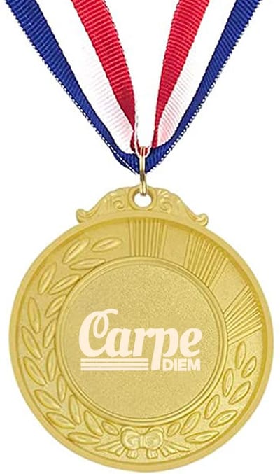 Akyol - carpe diem medaille goudkleuring - Carpe diem - iemand die moet genieten van elke dag - pluk de dag - cadeau