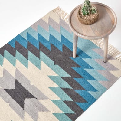Homescapes Helsinki handgeweven kelimtapijt van wol en katoen met blauw geometrisch patroon, 120 x 170 cm
