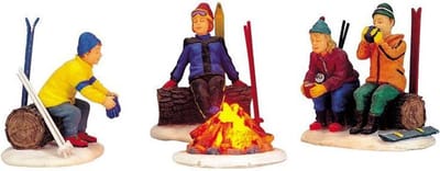 Lemax - Skiers' Camp Fire -  Set Of 4 -  B/o (4.5v) - Kersthuisjes & Kerstdorpen