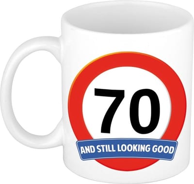 Koffie mok / cadeau beker - 70 jaar - verjaardag - still looking good - wit - stopbord - 300 ml - keramiek
