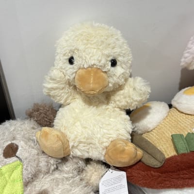 Petite poupée en peluche de caneton mignon poupée de petit caneton table de petit caneton avec poupée cadeau d'anniversaire petite amie 15cm beige