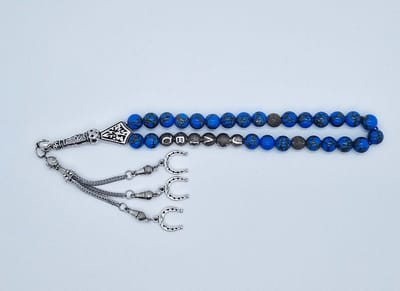 Handgemaakte naam tasbih 33 Kralen Natuursteen “Blauw howliet gesponnen goud” - met metaal tassel “Hoefijzer"- Met je naam of de naam van uw geliefde- 8 mm diameter van de korrel