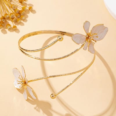 Een Dames Armband, Wit Bloemenontwerp met Oliedruip, Elegante Dames Armband, Geschikt voor Dagelijks Gebruik en Banketkleding beige