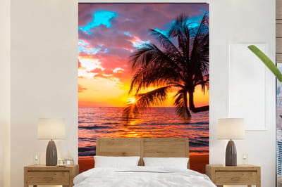 Behang - Fotobehang Palm - Zonsondergang - Strand - Zee - Horizon - Breedte 145 cm x hoogte 220 cm
