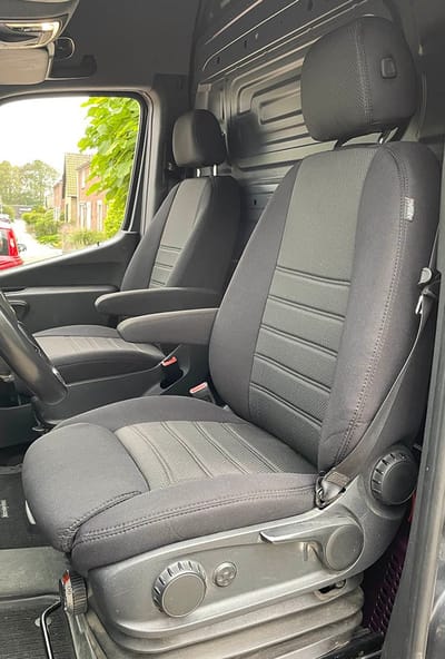 Pasvorm stoelhoezen Mercedes Sprinter / eSprinter 2018-heden (past op comfortline bestuurdersstoel en stoel) - Stof zwart