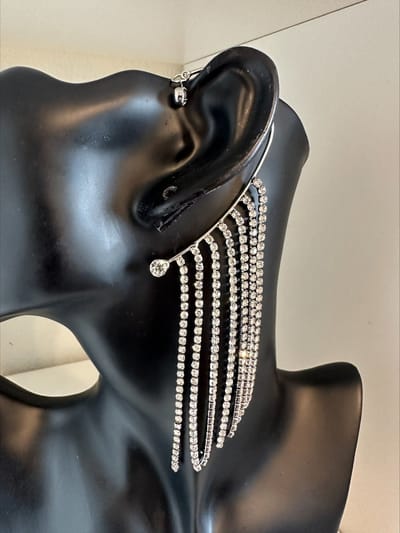 Strass kwast oorwrap zilverkleurig | | Make up | Parfum | Moederdag | Verjaardagscadeau| Cadeautje| Valentijnsdag| Kado | sieraden | vaderdag | oorbellen | oorsieraden
