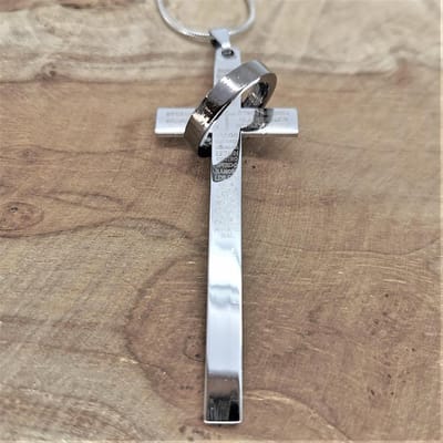 Kruis - zilverkleurig hanger lang kruis met Bijbelse tekst midden 1 ring in antraciet grijs kleur.