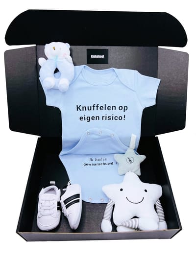 Kraamcadeau jongen met blauwe romper babysneaker en rammelaar - cadeau geboorte jongen - kan ook rechtstreeks worden verstuurd als cadeau