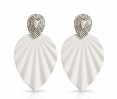 Witte blad oorhangers voor dames met zilverkleurig detail – statement oorbellen