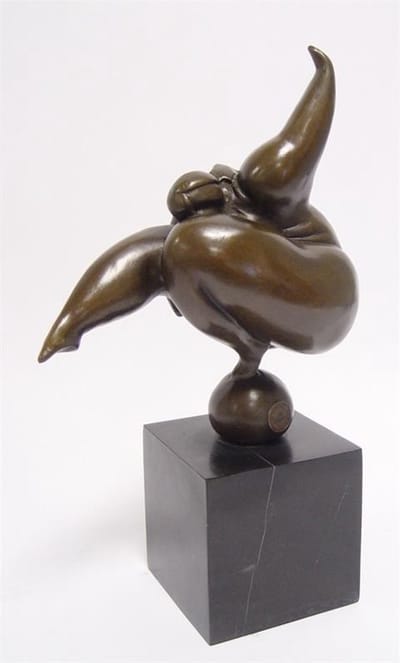 Een bronzen beeld/sculptuur van een dansende, naakte vrouw in modernistische stijl