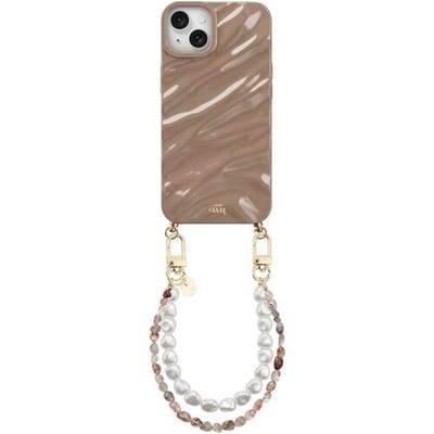 xoxo Wildhearts Taupe Glaze telefoonhoesje met koord - geschikt voor iPhone 15 - Soft Taupe & Pearls - Dream hoesje met telefoonkoord - Glimmende silicone case met plooien - Steentjesketting gecombineerd met korte parelketting - Beige