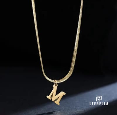 Leerella Alfabet Slang Ketting | M | Goudkleurige Gepersonaliseerde Ketting van Hoogwaardig RVS met Initialen | Elegant en Tijdloos Sieraad voor Dames | Moederdag, Valentijnsdag en Verjaardag Cadeau 41+5 cm