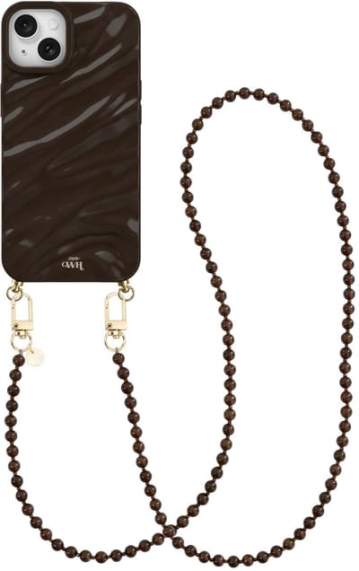 xoxo Wildhearts Brown Glaze telefoonhoesje met koord - geschikt voor iPhone 13 - Brown Sugar (lang koord) - Dream hoesje met telefoonkoord - Glimmende silicone case met plooien - Kralenketting met gouden details - Bruin
