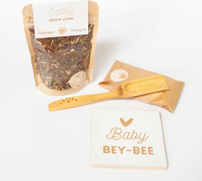 Het Theeplankje Giftset Tegeltje 'Baby Bey-bee' - kraam cadeau, zwanger cadeau, zwangerschap cadeau, thee cadeau, theeset, thee pakket, thee cadeaupakket, thee geschenkset, tegeltjes met tekst