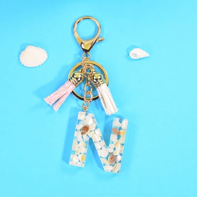 Letter Sleutelhanger A-Z – Luxe Initialen Sleutelhanger met Pompon & Kwastje – Tashanger voor Dames & Meisjes – Accessoire voor Sleutelbos, Handtas, Rugzak & Autosleutel – Persoonlijk Cadeau voor Vrouw, Moeder, Dochter & Vriendin