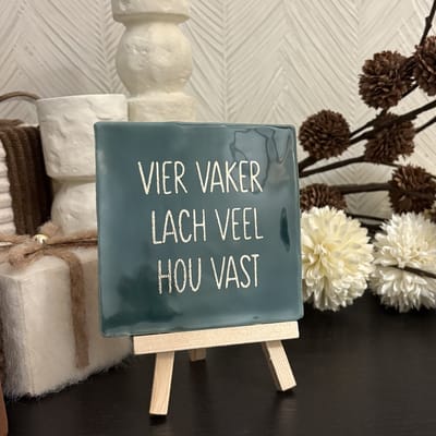 Hartjespost | Tegeltje Vier vaker lach veel hou vast, donker groen, goud | schoencadeautjes sinterklaas | tegeltjes met tekst | spreuktegel | tegeltjeswijsheden | cadeau | Christmas | Xmas | kerstmis | decoratie kerst | 10x10