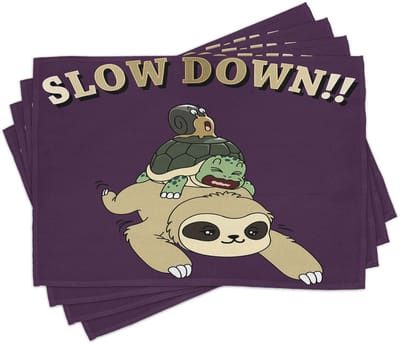 ABAKUHAUS Luiaard-placemats, Grappig cartoonlandschap met luiaard, schildpad en slak, met de Slow-Down-spreuk, tafeldecoratie van kleurvast stof voor eetkamer en keuken, Veelkleurig