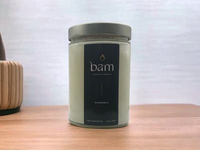 BAM Gardenia Geurkaars – Basic Large Collection – 100 Branduren – 440g – Glas – Zonnebloemwas – Vegan – Handgemaakt in België