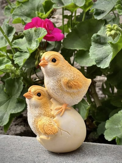 Kuikentjes op elkaar 13.5 cm hoog - polyresin - polystone - hoogkwalitatieve kunststof - decoratiefiguur - interieur - accessoire - voor binnen en buiten - cadeau - geschenk - tuinfiguur - tuinbeeldje - tuindecoratie