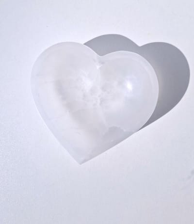 ThaleiaDesign - Seleniet hart - Edelstenen en Mineralen - Kristallen - liefde - Spiritualiteit - Woondecoratie - interieur - opladen - ontladen - reiniging -