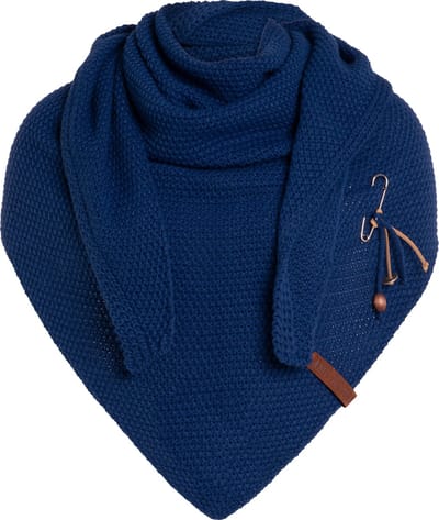 Knit Factory Coco Gebreide Omslagdoek - Driehoek Sjaal Dames - Dames sjaal - Wintersjaal - Stola - Wollen sjaal - Donkerblauwe sjaal - Kings Blue - 190x85 cm - Inclusief sierspeld