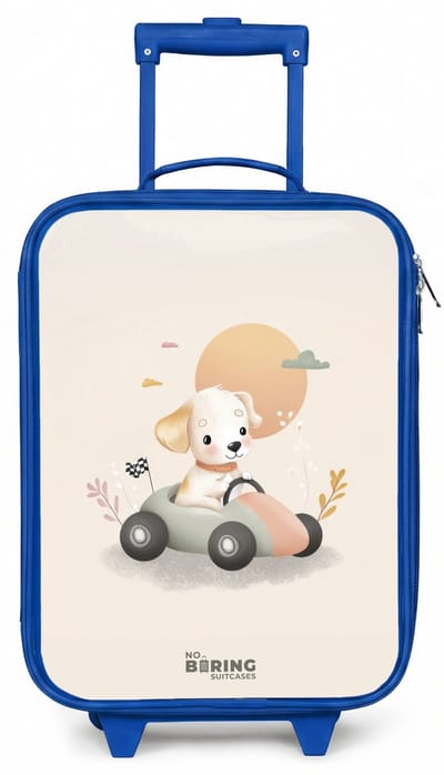 NoBoringSuitcases.com® - Kinderkoffer blauw - Kindertrolley jongen - Puppy in een raceauto in beige kleuren - Koffer kind lichtgewicht - Reiskoffer trolley voor kinderen - Koffertje met lichtgevende wieltjes - Rolkoffer