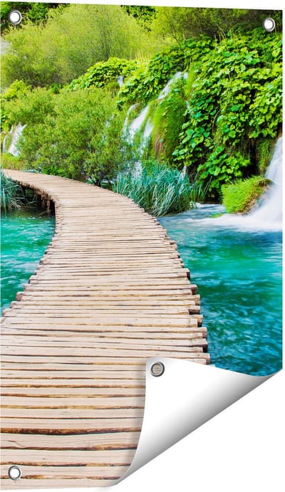 Gards Tuinposter Houten Pad op het Water bij de Watervallen - 40x60 cm - Tuindoek - Tuindecoratie - Wanddecoratie buiten - Tuinschilderij