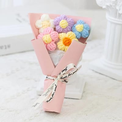 Creatieve mini gebreide bloemenboeketjes, bloemendecoraties, kleine cadeauaccessoires beige