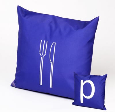HUGS buitenkussen | blauw | 40 x 40 | horeca | illustratie en letter | bestek | outdoor kussen | terras | waterafstotend