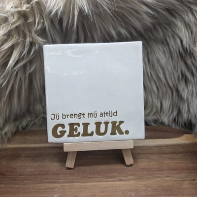 Robuust Wenstegeltje “Jij brengt mij altijd geluk” – Lief Cadeau tegeltje – Trendy nu – Valentijn – Vriend(in) – Familie – Gezin – Zomaar – Cadeau – Incl standaard