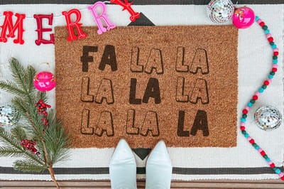 Fa La La Christmas | 90x60 cm | Nieuwe huis cadeau | Ingangsmat | Deurmat met stijl | Verhuizing cadeau | Praktisch & trendy | Perfect voor binnenkomst | Cadeau voor nieuwe woning