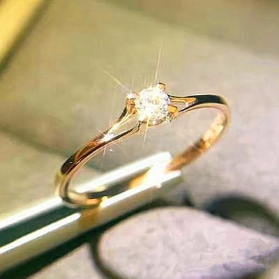 Huitan Minimalistische Trouwringen voor Vrouwen met 4MM Cubic Zirconia Eenvoudig Elegante Vinger Accessoire voor Vrouwen Verlovingsringen Sieraden 9 beige