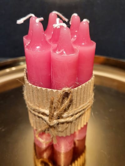 Tafelkaars Ambiance roze 2x2x12cm 7 stuks in kartonnen wikkel met touw