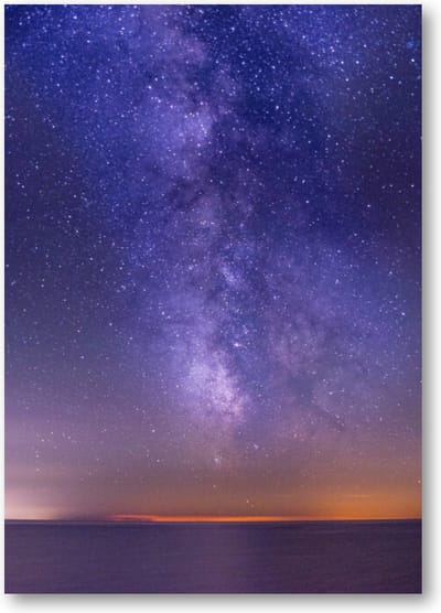 Adembenemende foto van de zee onder een donker paarse sterrenhemel - A4 Poster Staand - 21x30cm - Besteposter - Sterren