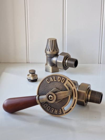 Antieke radiatorkraan Freddo – Caldo met houten handvat voor gietijzeren radiatoren.