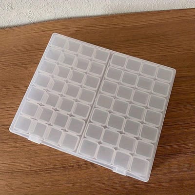 Een Transparante Plastic Sieradenkist met 28/56 Vakjes voor het Opbergen van Oorbellen, Kralen en Knutselspullen.