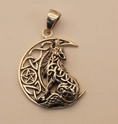Sterling zilveren hanger maan op wolf - zilveren hanger keltische design maan op wolf - keltische figuur zilveren hanger - 925 zilveren celtic hanger - bedel voor ketting wolf op de maan