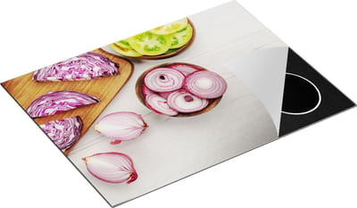 Chefcare Inductie Beschermer Gesneden Uien op een Witte Houten Tafel - 70x50 cm - Afdekplaat Inductie - Kookplaat Beschermer - Inductie Mat