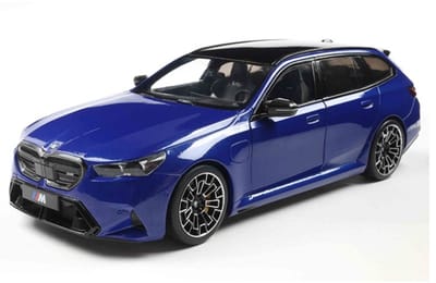 BMW M5 Touring (G99) '24, blauw metallic (Marina bay blue) schaal 1:18