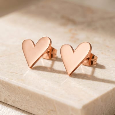 Lundholm Oorknopjes Dames Rosegoudkleurig Hart - Premium Stainless Steel Jewellery Rosegoud Plated - Kleine Hartjes Oorbellen Rosegoud (1.1 x 0.7 cm) - My Femme Serie - Tweede Gaatje Oorknopjes plat - Vrouwen Cadeautjes