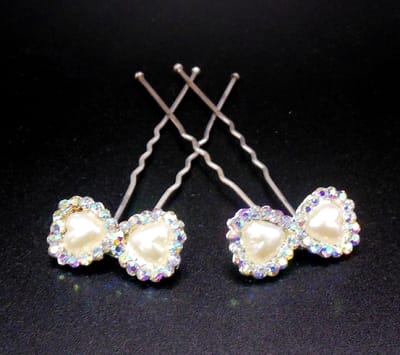 Haarpinnen hartjes parels crèmekleur met rondom gekleurde strass punten