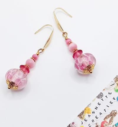 Jeannette-Creatief® - Chique - Oorhangers Pink Lampwork Glaskralen RVS Gouden Oorhaakjes DQ kralen - Roze Oorbellen - Oorbellen Goud RVS – Oorhangers – Oorbellen - Valentijn - Moederdag